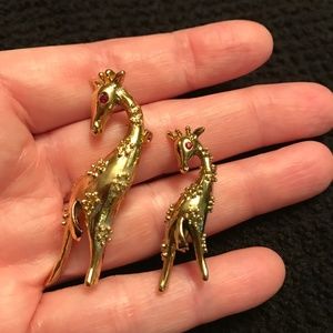 Mama & Baby Giraffes Red Rhinestone Eye Brooch Pin